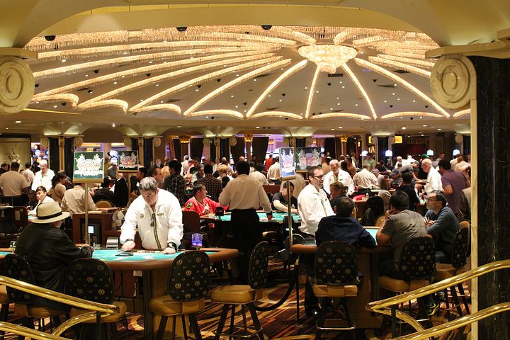 Salle casino, tables, poker, croupier, joueurs